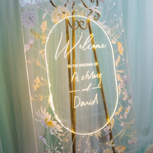 Trendy Wildflower Glow Welcome Sign with Erasable Name RFGBC002